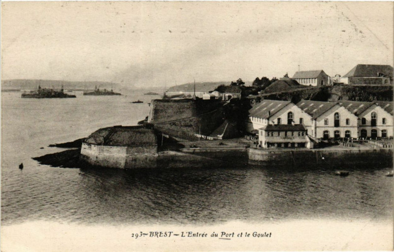 Carte postale ancienne Brest - L'Entrée du Port et le Goulet à Brest