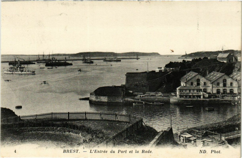 Carte postale ancienne Brest - L'Entrée du Port et la Rade à Brest