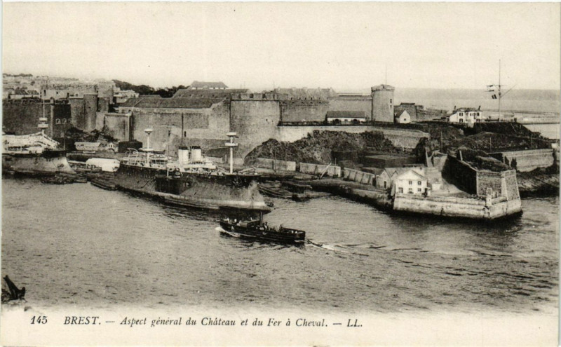 Carte postale ancienne Brest - Aspect general du Chateau et du Fer à Brest