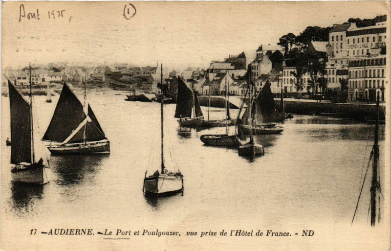 Carte postale ancienne Audierne - Le Port et Poulgoazec vue prise de l'Hotel de France à Audierne