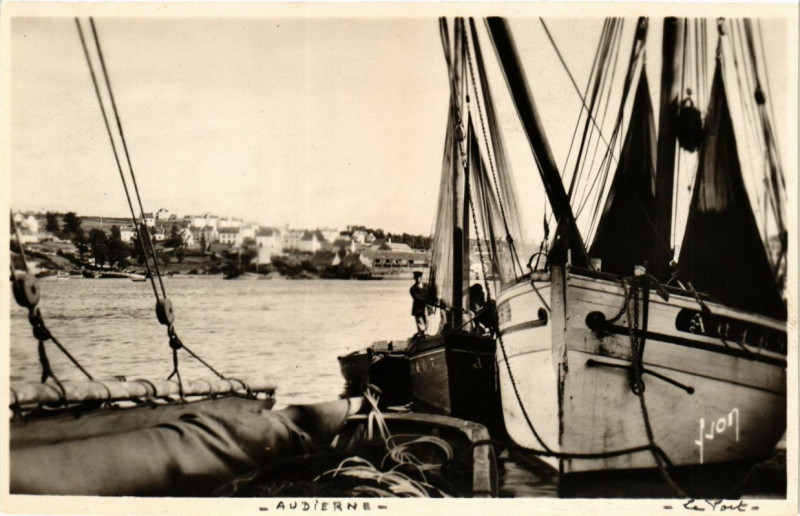 Carte postale ancienne Audierne - Le Port à Audierne
