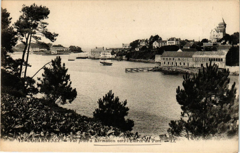 Carte postale ancienne Douarnenez - Vue prise a Kermabon vers l'Entrée du Port à Douarnenez