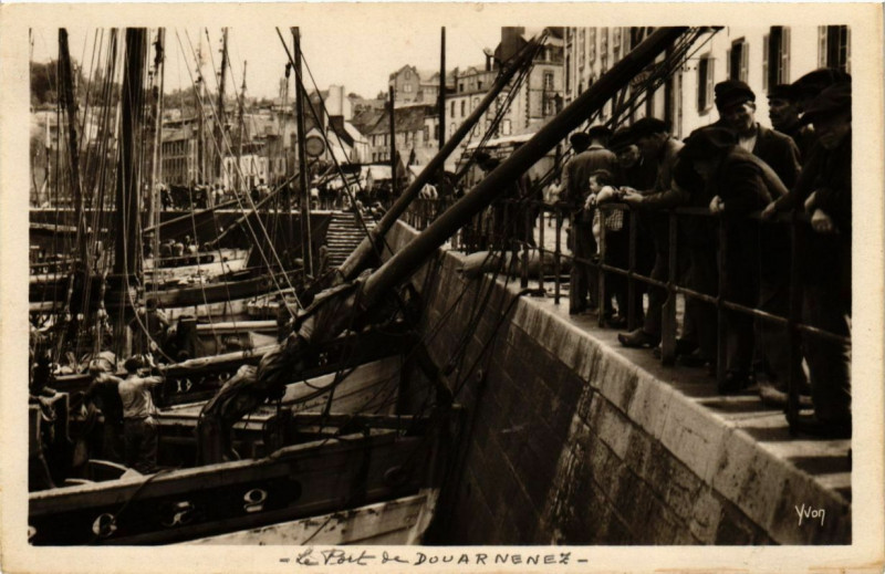Carte postale ancienne Douarnenez - Le Port à Douarnenez