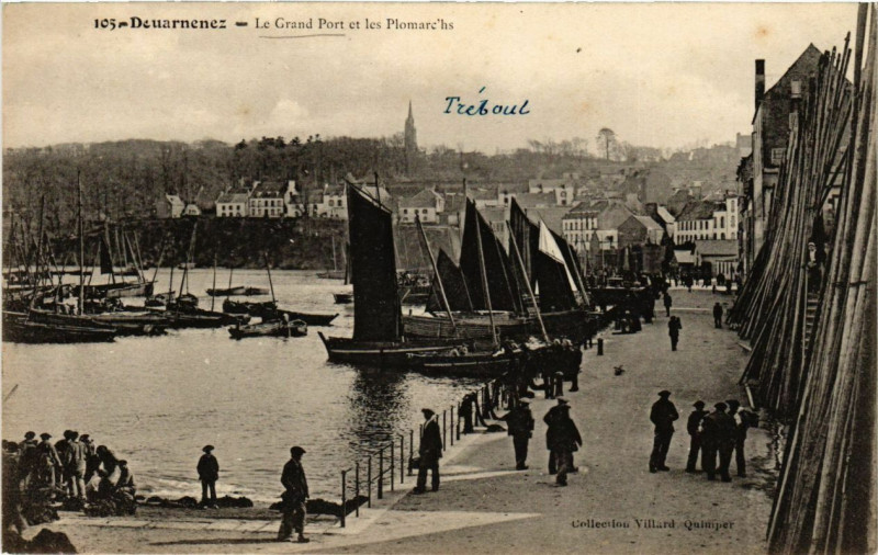 Carte postale ancienne Douarnenez - Le Grand Port et les Plomarc à Douarnenez