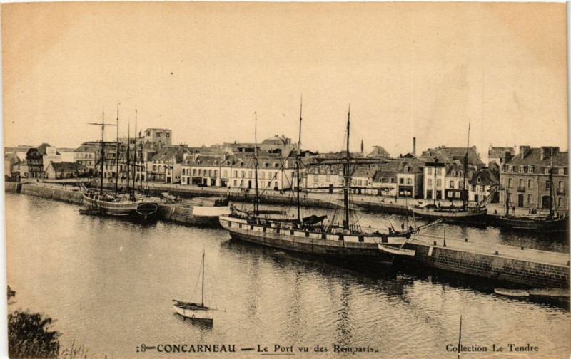 Carte postale ancienne Concarneau - Le Port vu des Remparts à Concarneau