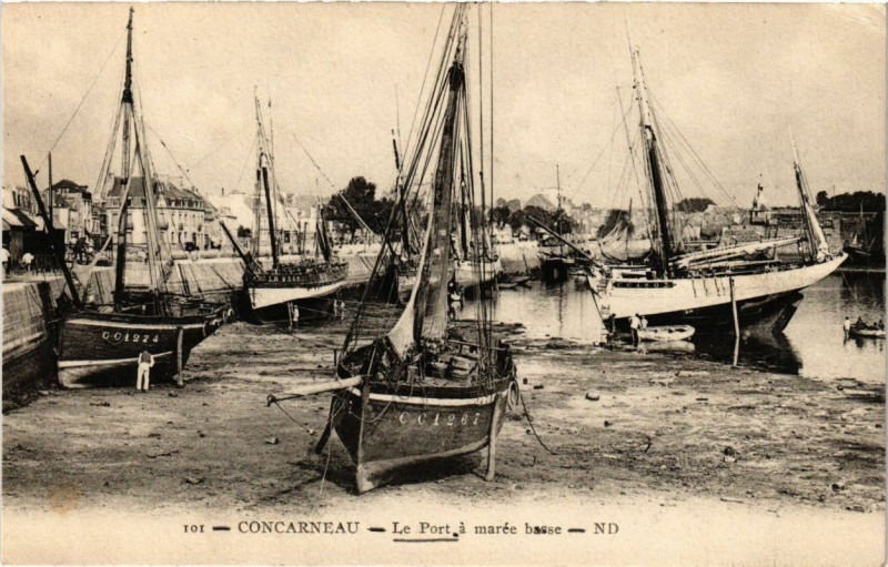 Carte postale ancienne Concarneau - Le Port a marée basse à Concarneau