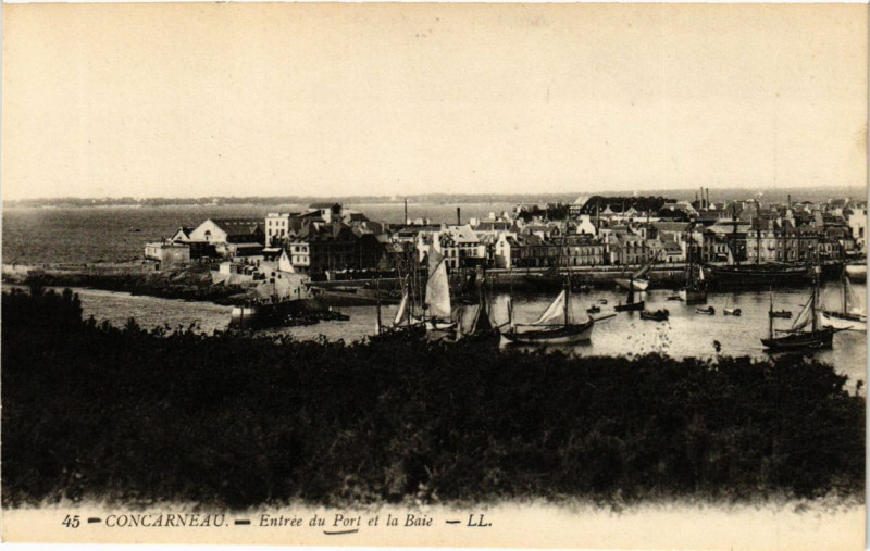 Carte postale ancienne Concarneau - Entrée du Port et la Baie à Concarneau