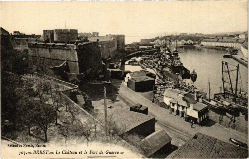 Carte postale ancienne Brest Le Chateau et le Port de Guerre à Brest