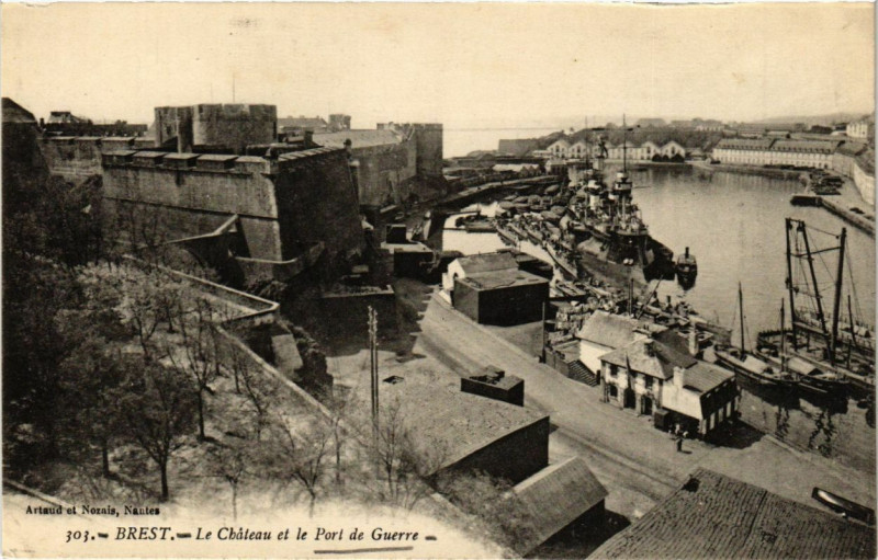 Carte postale ancienne Brest Le Chateau et le Port de Guerre à Brest
