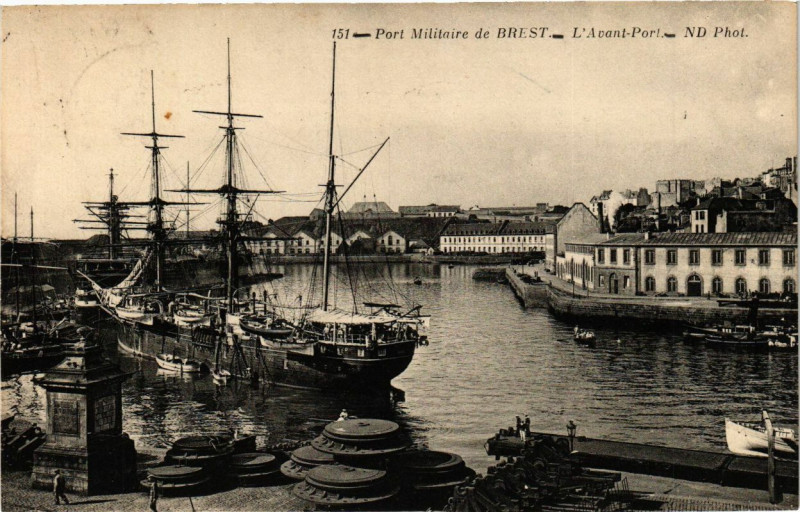 Carte postale ancienne Brest L'Avant-Port Militaire à Brest