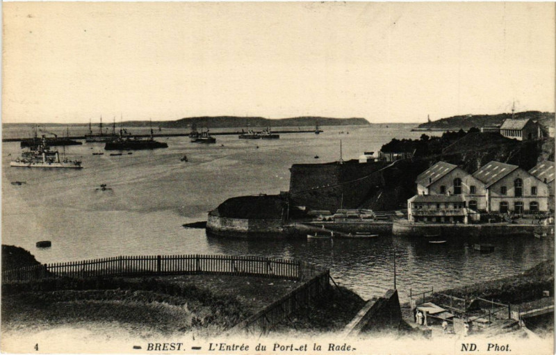 Carte postale ancienne Brest - L'Entrée du Port et la Rade à Brest