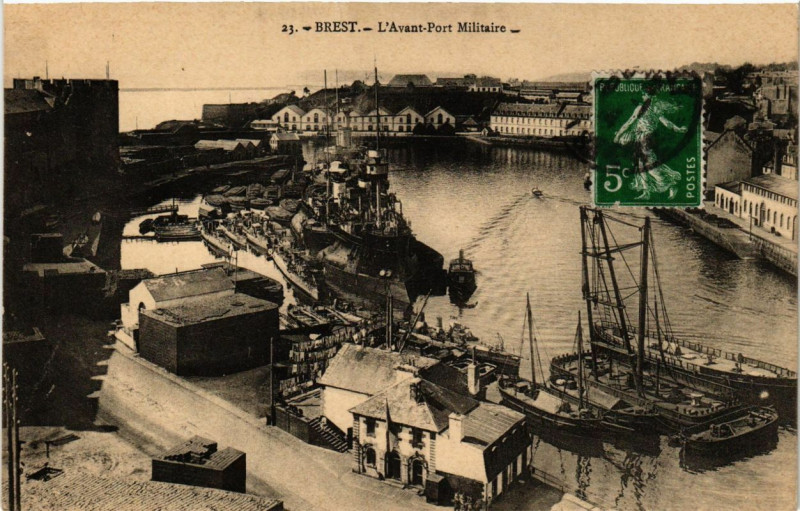 Carte postale ancienne Brest - L'Avant-Port Militaire à Brest