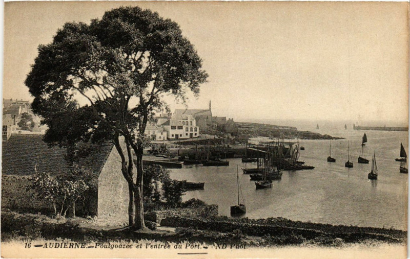 Carte postale ancienne Audierne - Poulgoazec et l'entrée du Port à Audierne