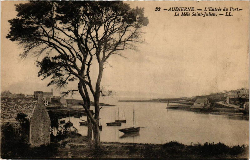 Carte postale ancienne Audierne - L'Entrée du Port Le Mole St-Julien à Audierne