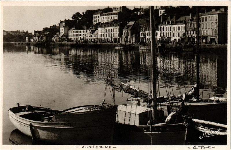 Carte postale ancienne Audierne (Finistere) - Le Port à Audierne