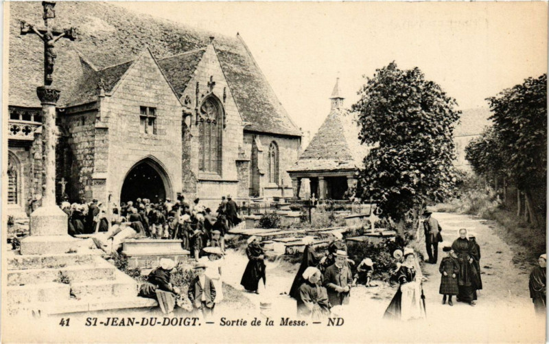 Carte postale ancienne Saint-Jean-du-Doigt - Sortie de la Messe à Saint-Jean-du-Doigt