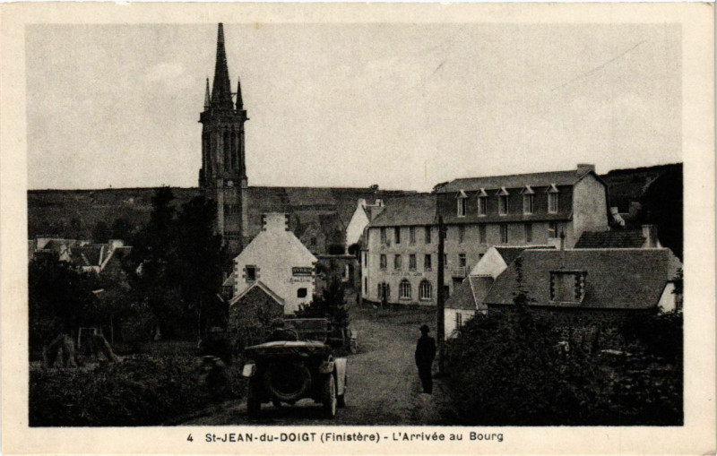 Carte postale ancienne Saint-Jean-du-Doigt (Finistere) - L'Arrivée au Bourg à Saint-Jean-du-Doigt