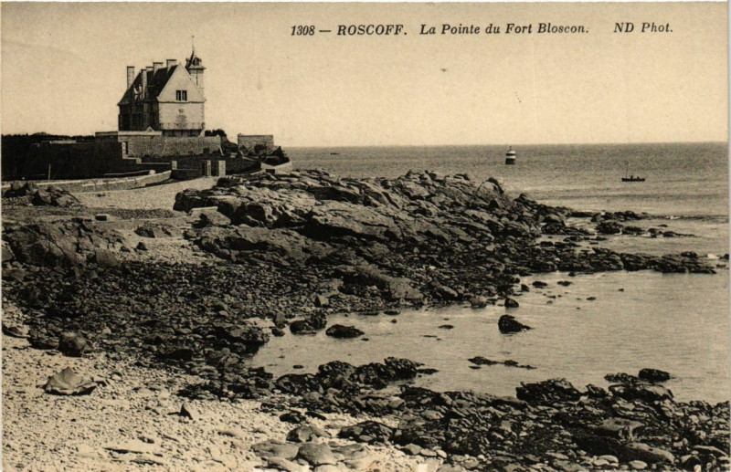 Carte postale ancienne Roscoff. La Pointe du Fort Bloscon à Roscoff