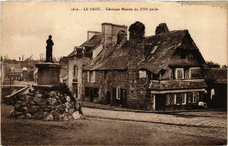 Carte postale ancienne Le Faou - Curieuse Maison du Xvi siecle au Faou