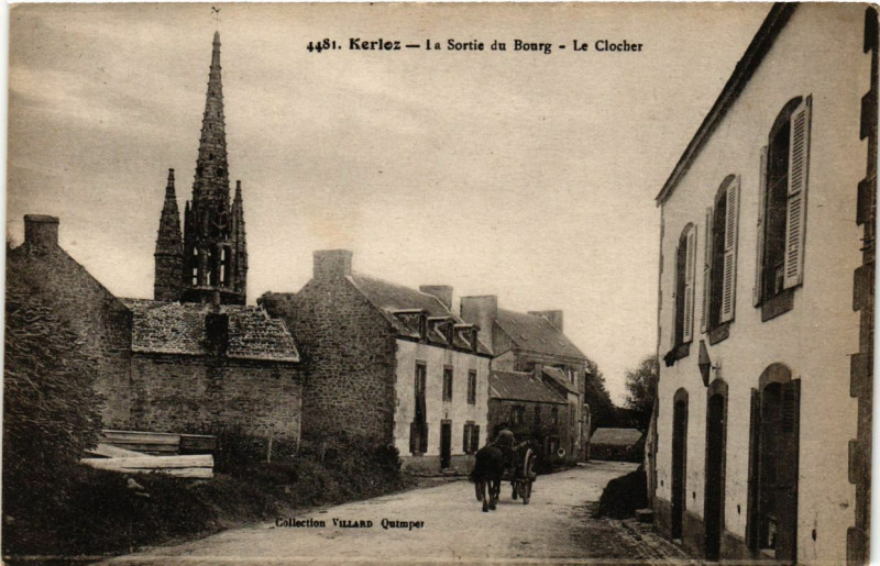 Carte postale ancienne Kerloz - La Sortie du Bourg - Le Clocher