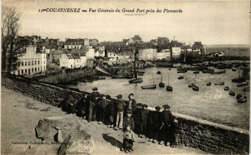 Carte postale ancienne Douarnenez - vue générale du Grand Port prise des Plomarchs à Douarnenez