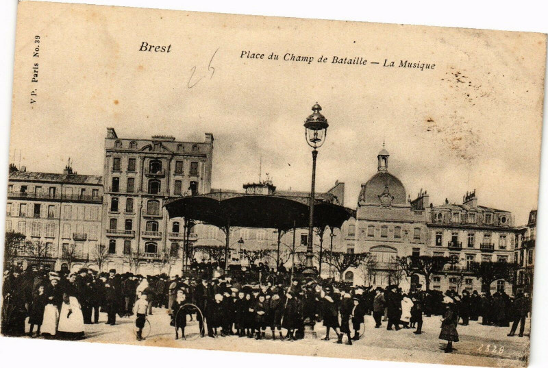 Carte postale ancienne Brest - Place du Champ de Bataille - La Musique à Brest