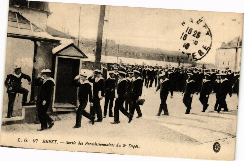 Carte postale ancienne Brest - Sortie des Permissionnaires du 2.Dépot à Brest