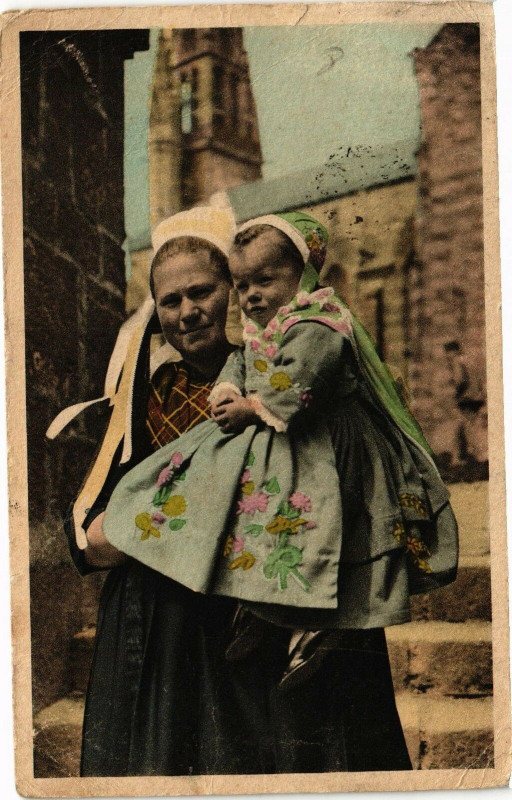 Carte postale ancienne Bretagne (Finistere) - Plougastel-Daoulas-Costumes femme et enfant à Daoulas