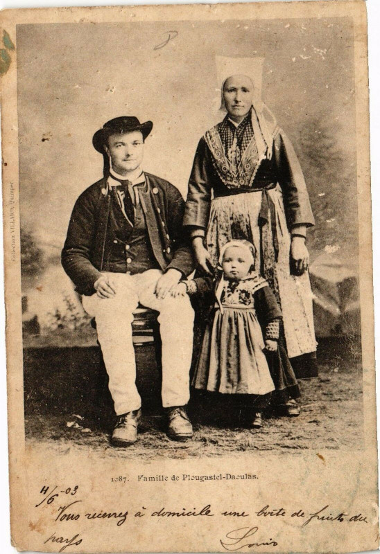 Carte postale ancienne Famille de Plougastel - Daoulas à Daoulas