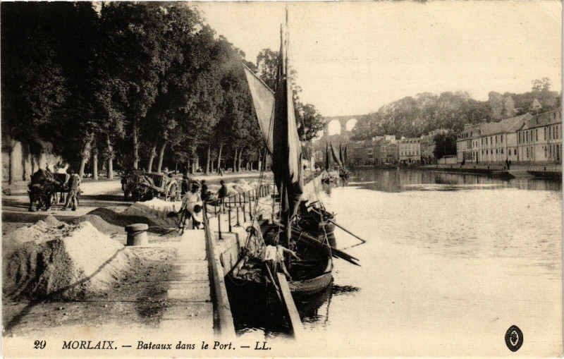 Carte postale ancienne Morlaix - Bateaux dans le Port à Morlaix