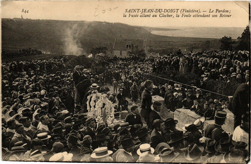 Carte postale ancienne Saint-Jean-du-Doigt-Le Pardon-La Fusée allant au Clocher à Saint-Jean-du-Doigt