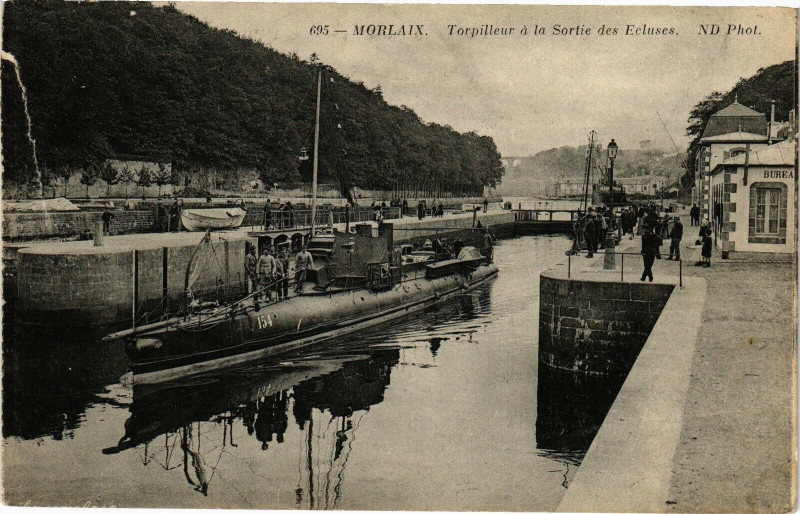 Carte postale ancienne Morlaix - Torpilleur ala Sortie des Ecluses à Morlaix