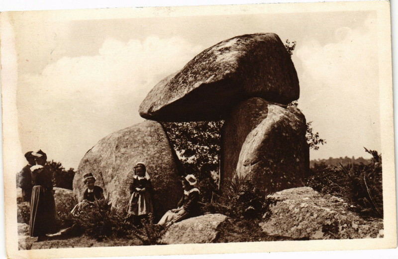 Carte postale ancienne Pont-Aven - Dolmen à Pont-Aven