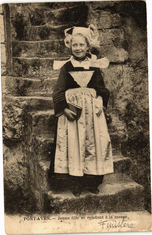 Carte postale ancienne Pont-Aven - Jeune fille se rendant a la messe à Pont-Aven