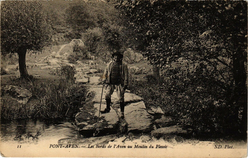 Carte postale ancienne Pont-Aven - Les Bords de l'Aven au Moulin du Plessis à Pont-Aven