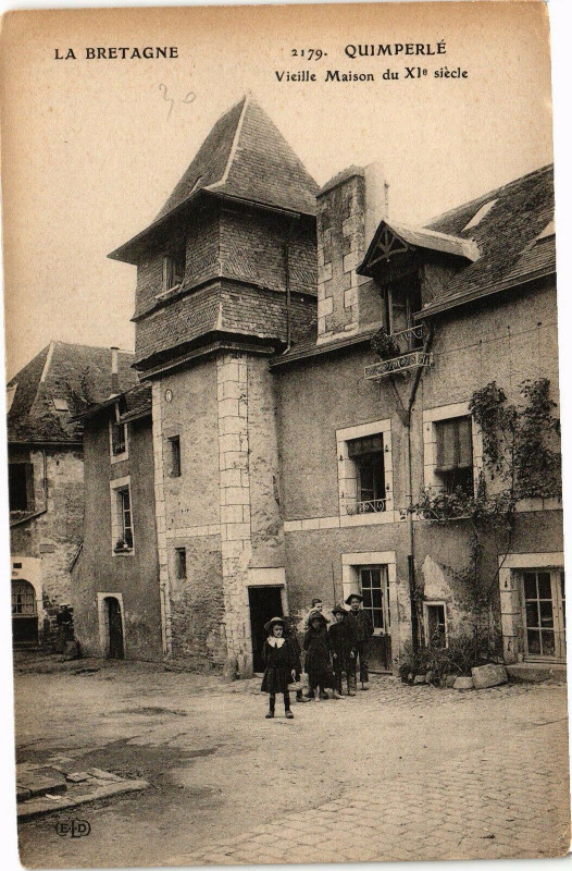 Carte postale ancienne La Bretagne - Quimperle - Vieille Maison du Xi siécle à Quimperlé