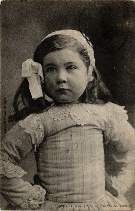 Carte postale ancienne Le Bébé Breton - Env. de Quimper à Quimper