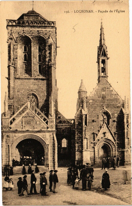 Carte postale ancienne Locronan - Facade de L'Eglise à Locronan