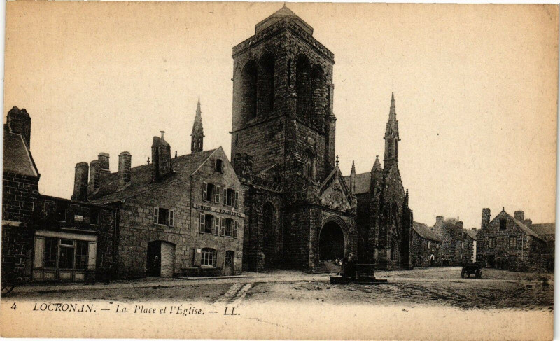 Carte postale ancienne Locronan - La Place et l'Eglise à Locronan