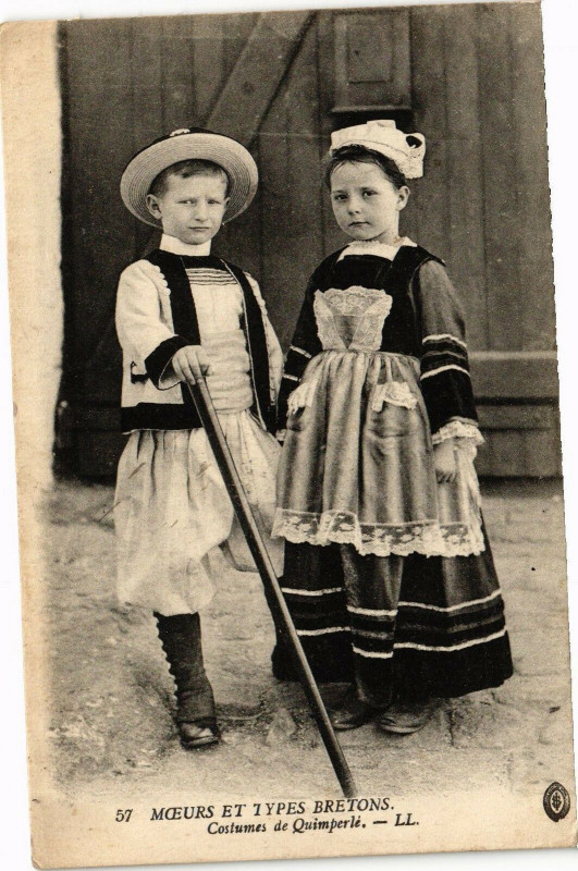 Carte postale ancienne Moeurs et Types Bretons - Costumes de Quimperle à Quimperlé