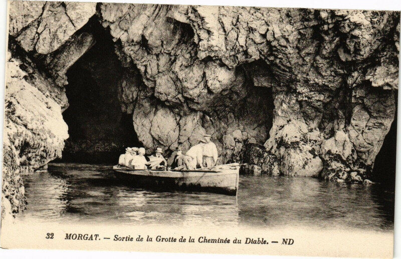 Carte postale ancienne Morgat - Sortie de la Grotte de la Cheminée du Diable