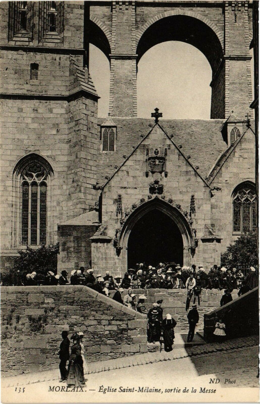 Carte postale ancienne Morlaix - Eglise St-Mélanie sortie de la Messe à Morlaix