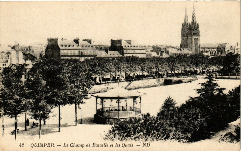 Carte postale ancienne Quimper - La Champ de Bataille et les Quais à Quimper