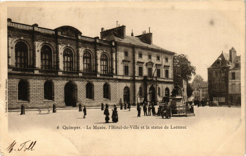 Carte postale ancienne Quimper - La Musée l'Hotel-de-Ville et la statue de Laennec à Quimper