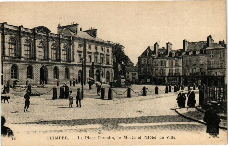 Carte postale ancienne Quimper - La Place Corentin le Musée et l'Hotel de Ville à Quimper