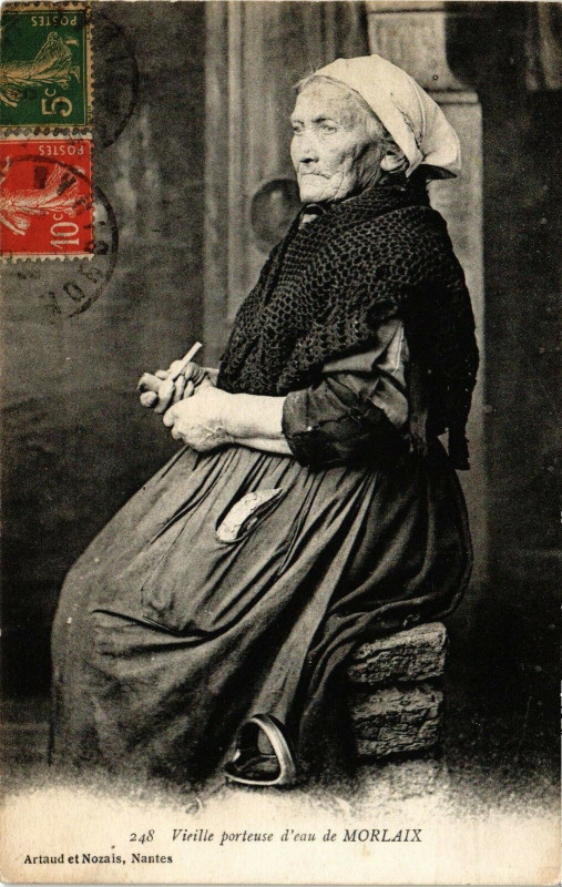 Carte postale ancienne Vieille porteuse d'eau de Morlaix à Morlaix