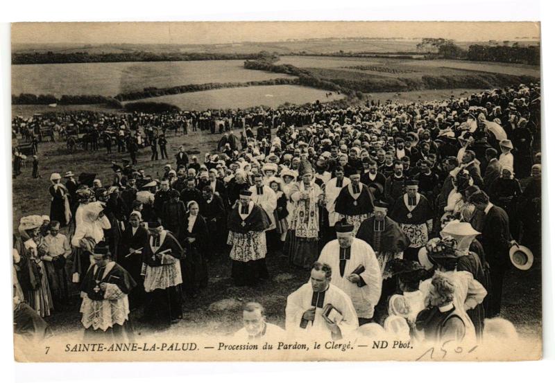 Carte postale ancienne Sainte-Anne la Palud-Procession du Pardon le Clergé à Plonévez-Porzay
