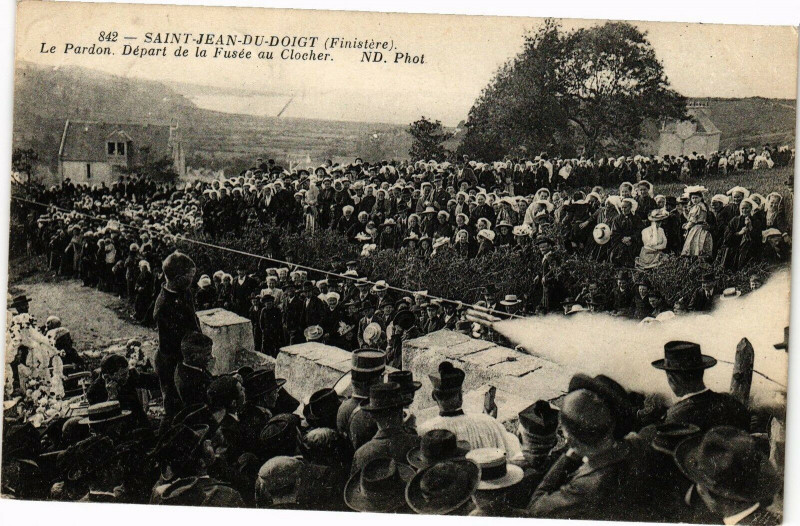Carte postale ancienne Saint-Jean-du-Doigt-Le Pardon-Départ de la Fusée au Clocher à Saint-Jean-du-Doigt
