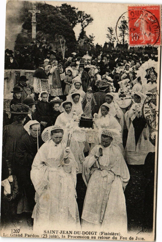 Carte postale ancienne Saint-Jean-du-Doigt-Le Grand Pardon la Procession à Saint-Jean-du-Doigt