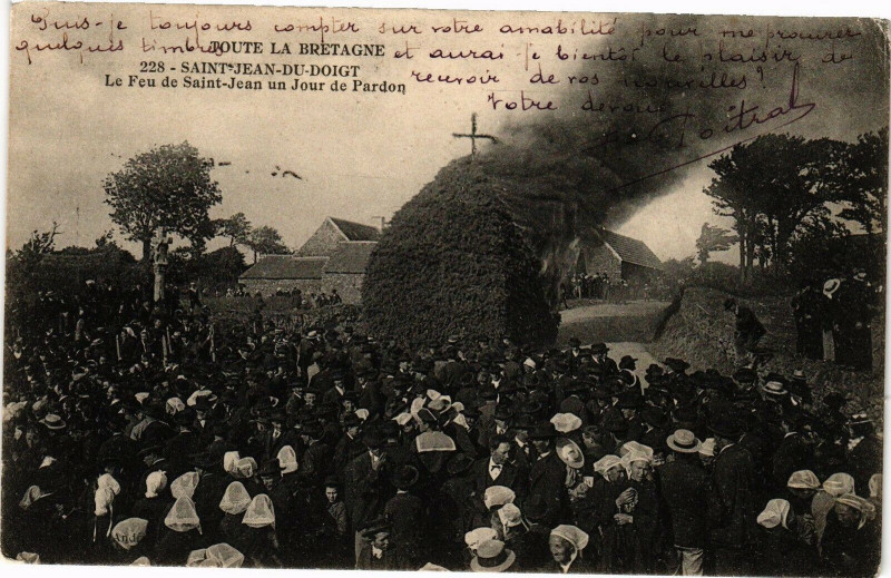 Carte postale ancienne Saint-Jean-du-Doigt-Le Feu de Saint-Jean un Jour de Pardon à Saint-Jean-du-Doigt